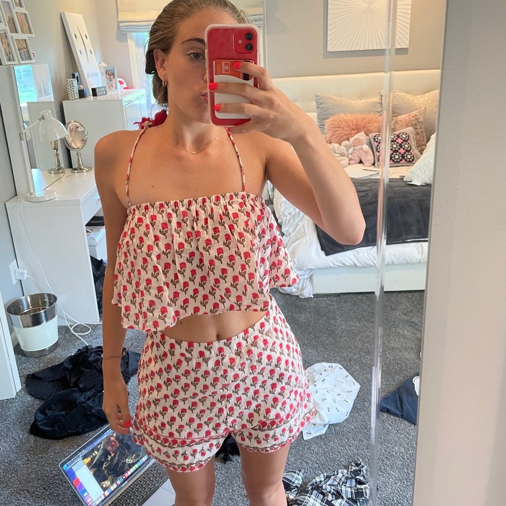 rose patterned set with pom pom sleeves